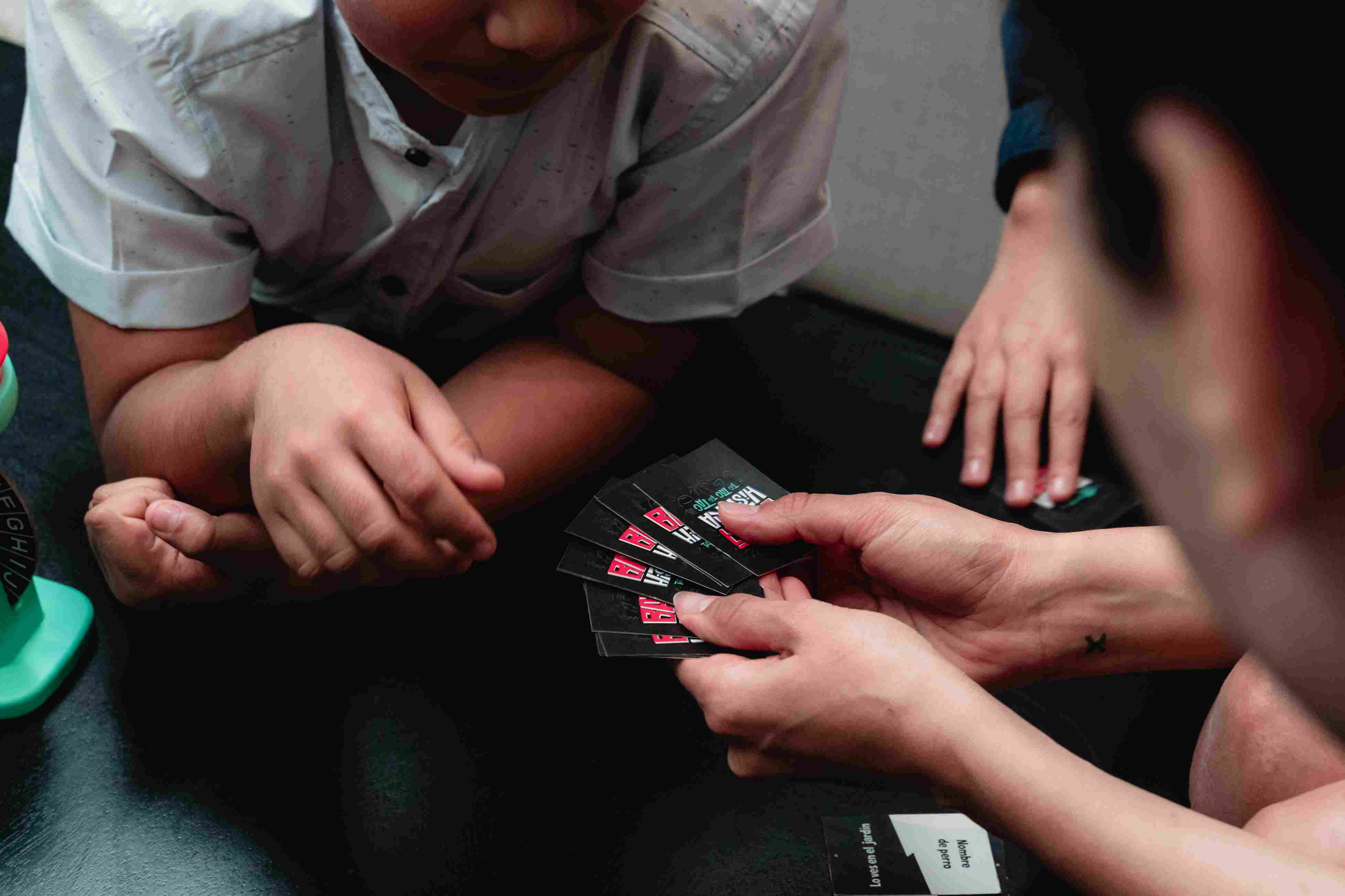 Basta Histeria, juego de mesa de rapidez mental donde debes responder en menos de 5 segundos. Diversión familiar y competitiva para fiestas y reuniones."