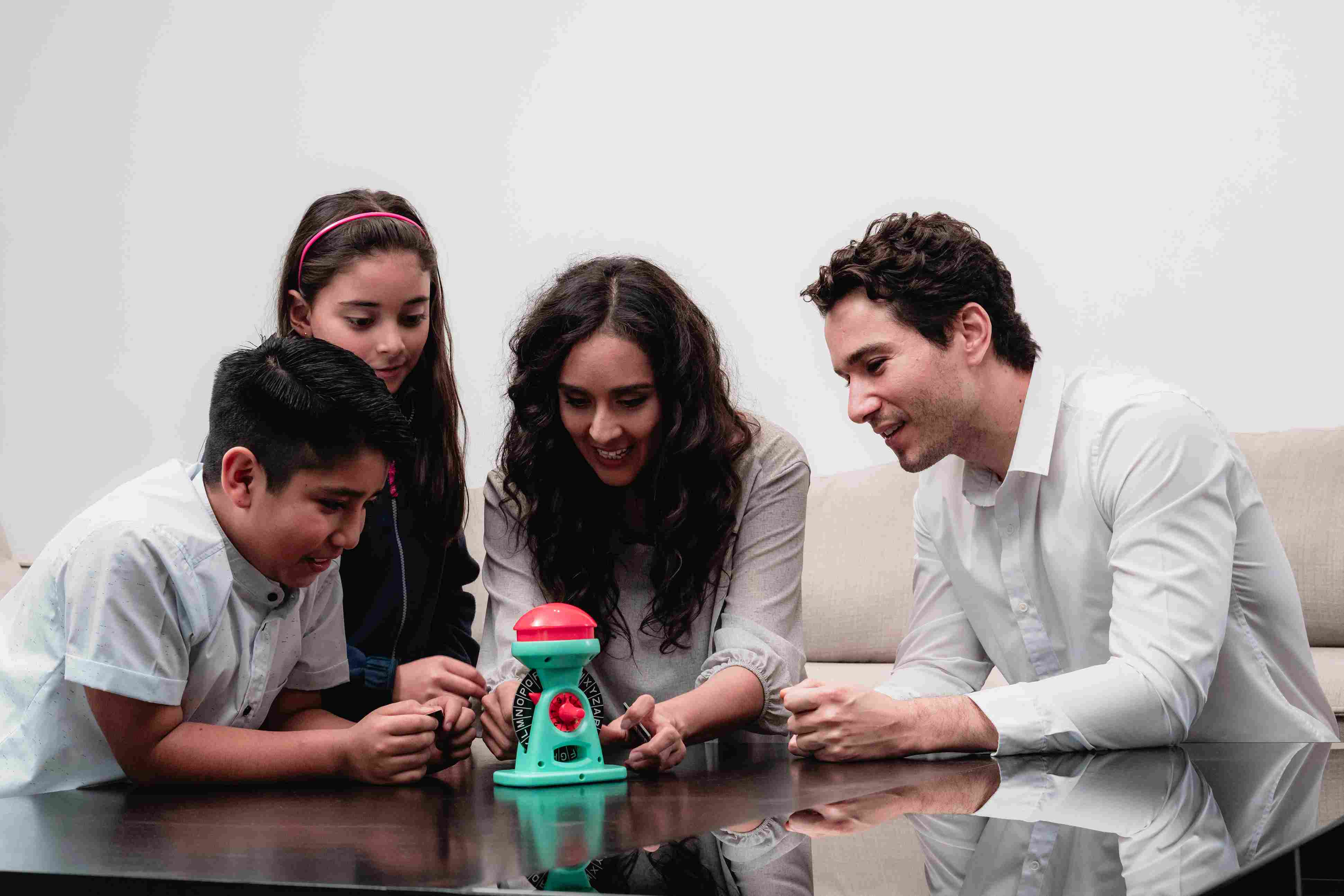 Basta Histeria, juego de mesa de rapidez mental donde debes responder en menos de 5 segundos. Diversión familiar y competitiva para fiestas y reuniones."
