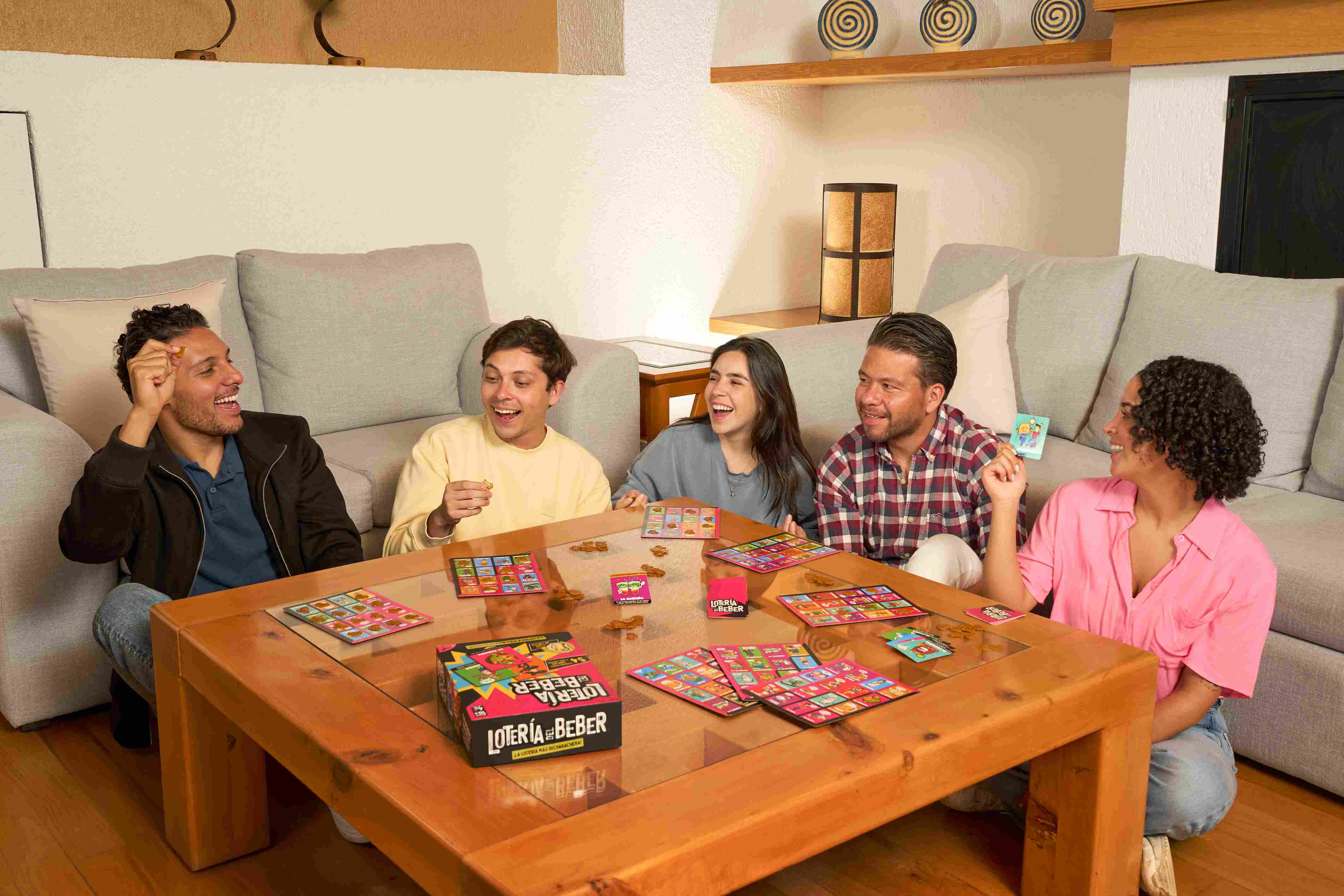Lotería del Beber de Viaje, juego de mesa para reconocer personajes, situaciones y bebidas en una noche de fiesta. Diversión para adultos y amigos."