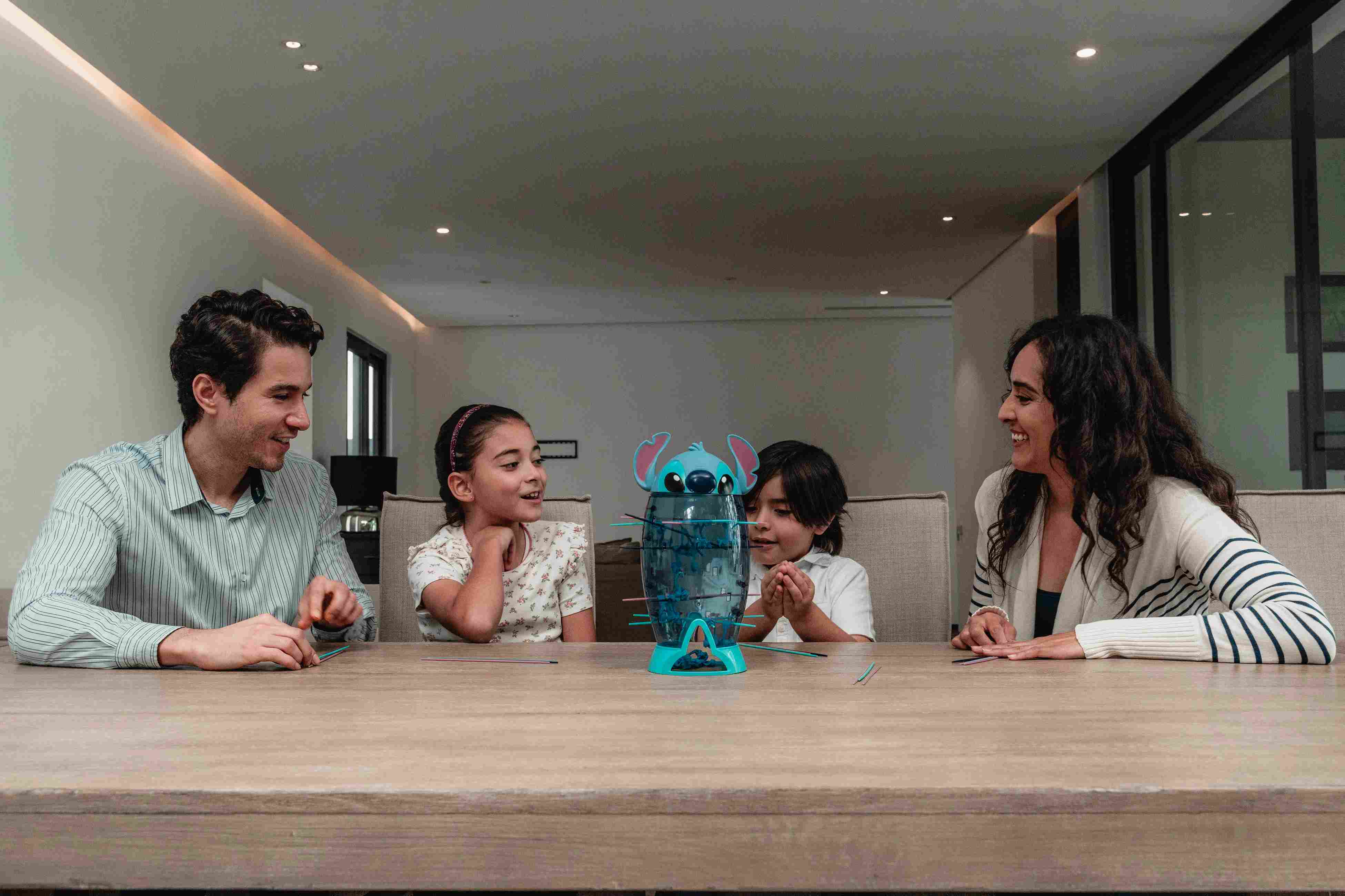 "Juego de mesa Stitch Balance Extremo, reta tu habilidad retirando palitos sin dejar caer a Stitch. Diversión para toda la familia."