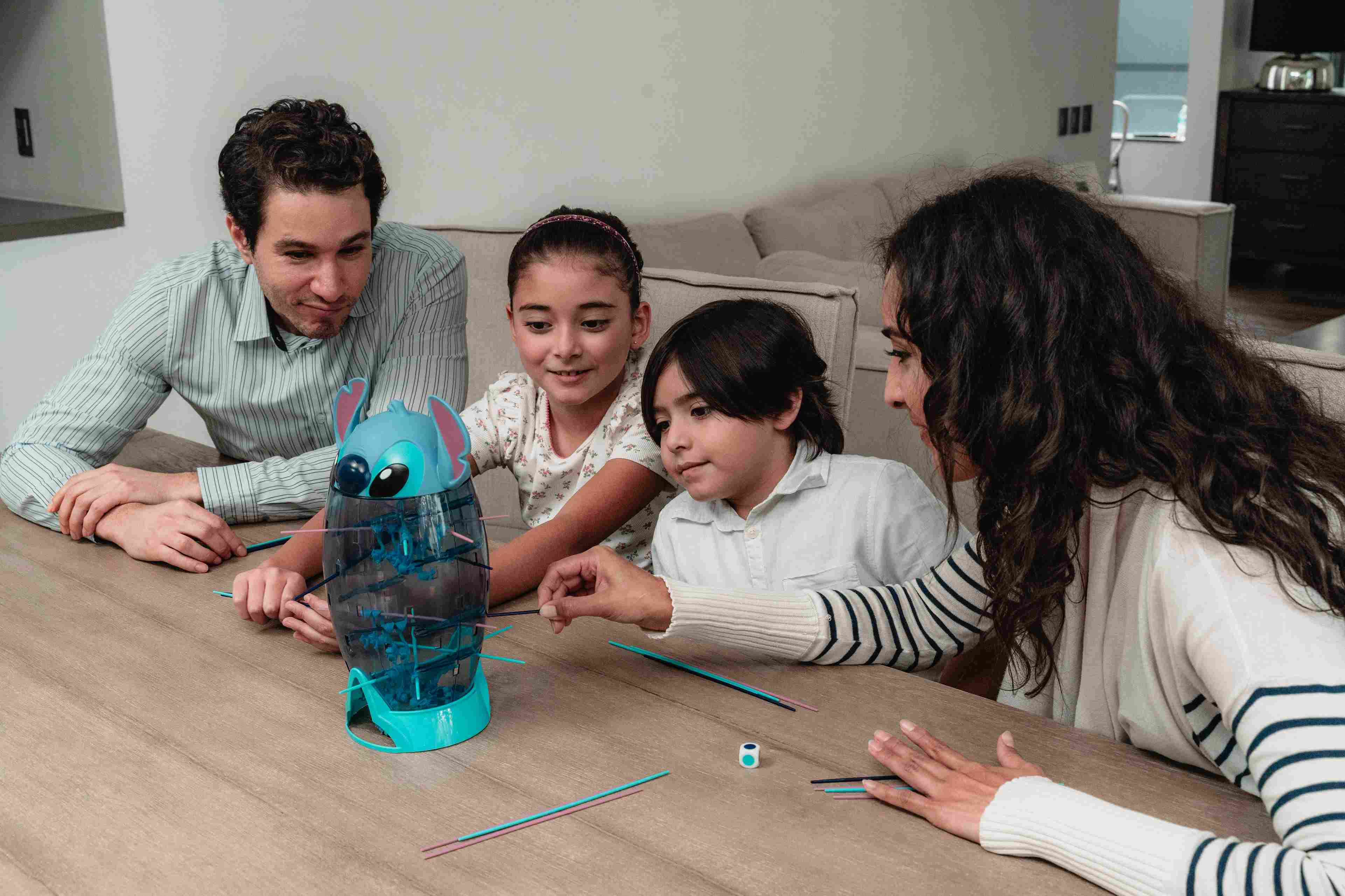 "Juego de mesa Stitch Balance Extremo, reta tu habilidad retirando palitos sin dejar caer a Stitch. Diversión para toda la familia."