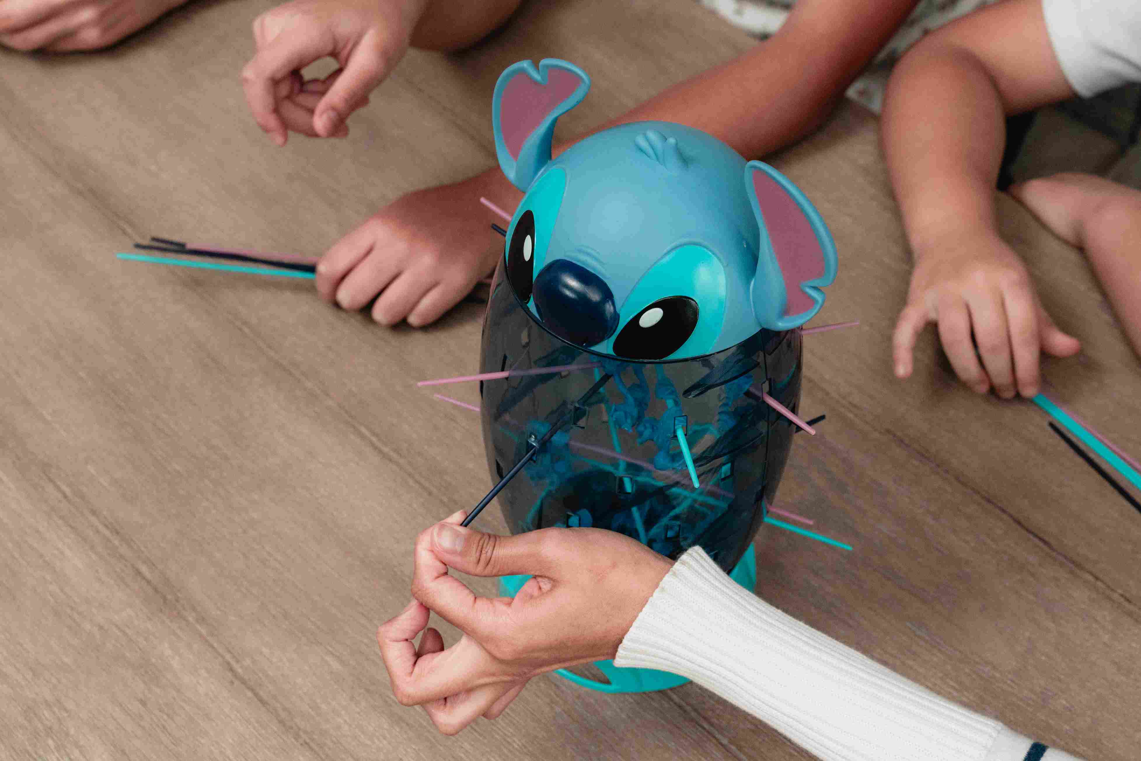 "Juego de mesa Stitch Balance Extremo, reta tu habilidad retirando palitos sin dejar caer a Stitch. Diversión para toda la familia."